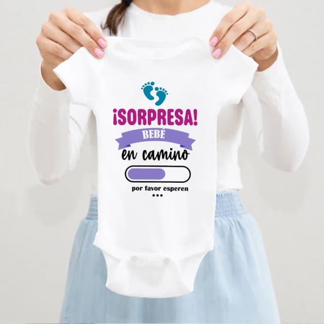 Bebé sorpresa en el camino, por favor espere, mono estampado para bebé, ropa de anuncio de embarazo, mono de manga corta para recién nacido