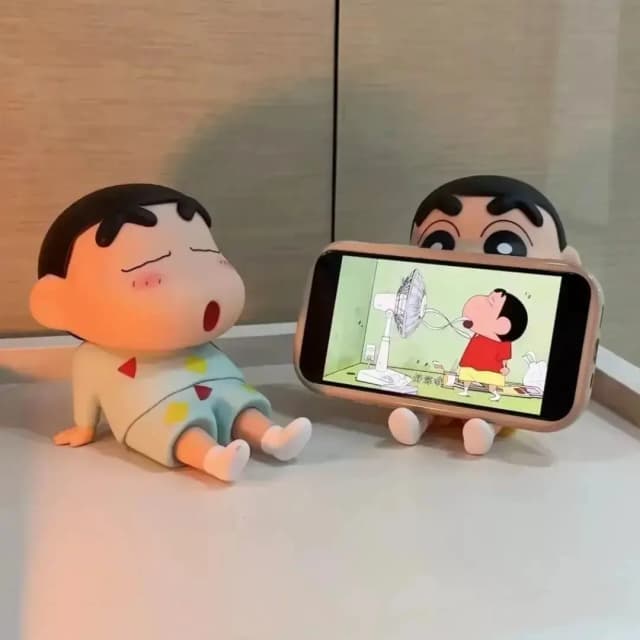 Figuras de crayón Shin-Chan, soporte para teléfono, adornos de escritorio de Anime Kawaii, dibujos animados para ver televisión, soporte para teléfono, decoraciones bonitas para muñecas