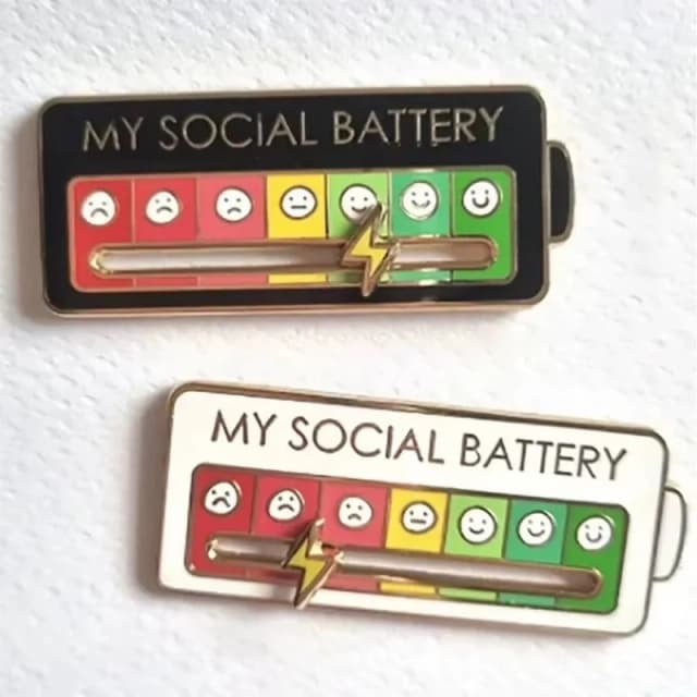 Alfileres de expresión de humor para mujeres y hombres, broches con batería social para ropa, regalos divertidos con insignia de aleación