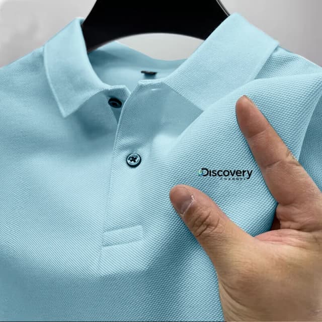 2025 camisa polo cómoda para hombre, lujosa, atmosférica, transpirable, informal y de moda, con diseño de solapa para el verano.